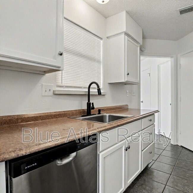 Building Photo - 610 Lillard Rd