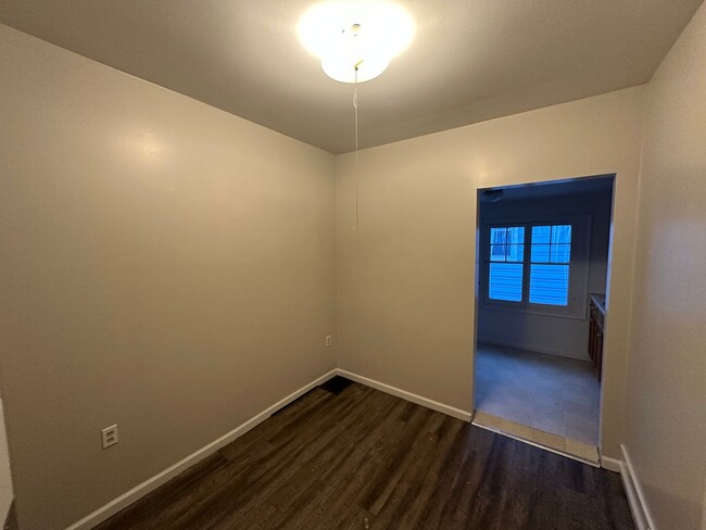 Building Photo - 416 Oak St- 4/5 Bedroom Duplex near WMU Ca...