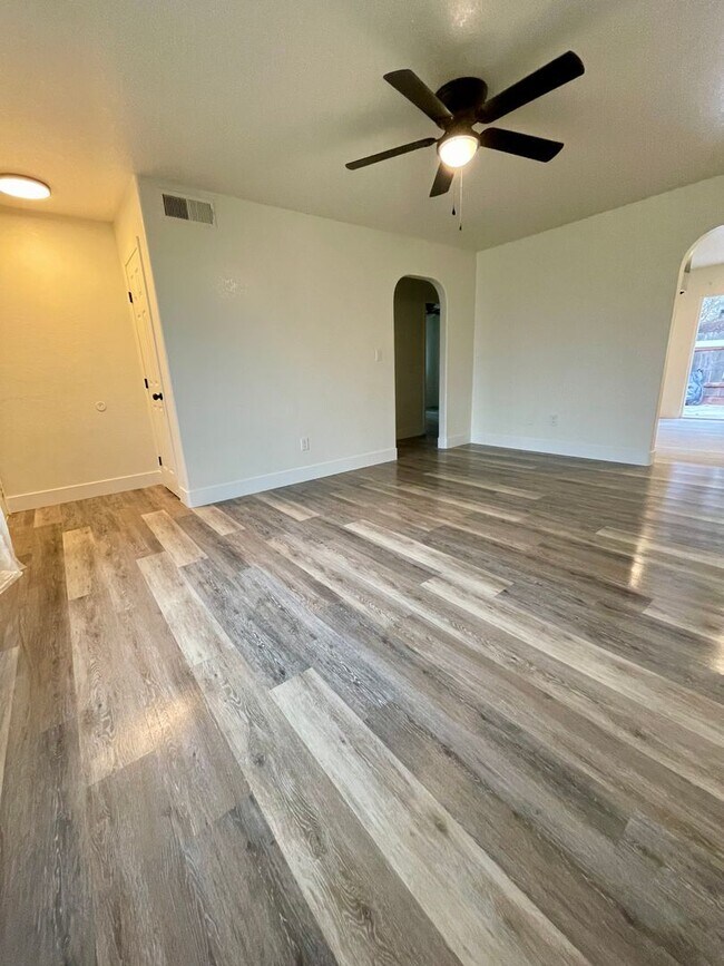 Building Photo - Riverside