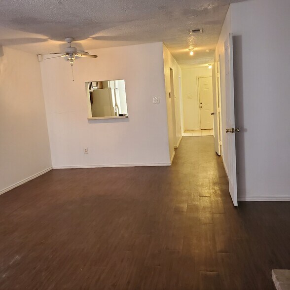 Living - 15421 Weldon Dr