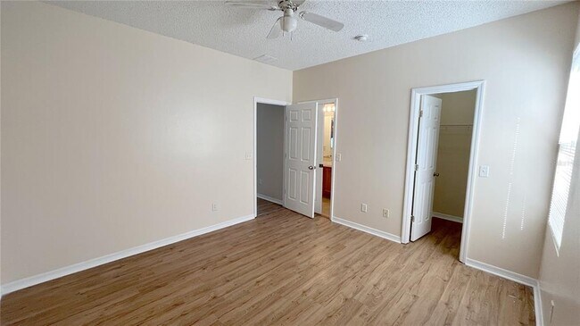 Building Photo - 534 Sunset View Dr