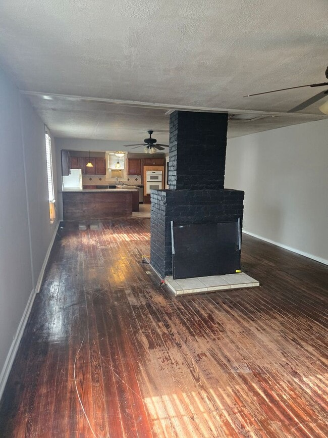 Building Photo - FOR RENT centrally located and convenient to Downtown! Available NOW!