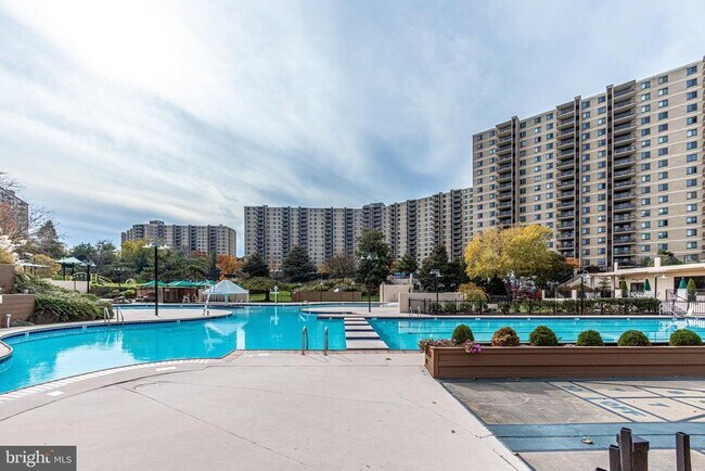 Building Photo - 307 Yoakum Pkwy