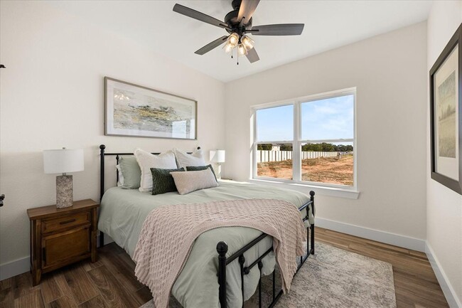 Building Photo - 802 S Creek St