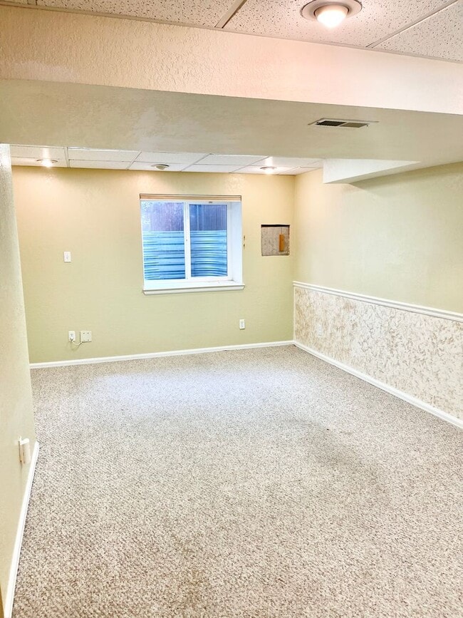 Building Photo - Large Clean Home in Aurora