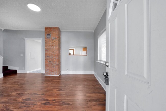 Building Photo - Charming Two-Bedroom, Two-Bath Home in Col...