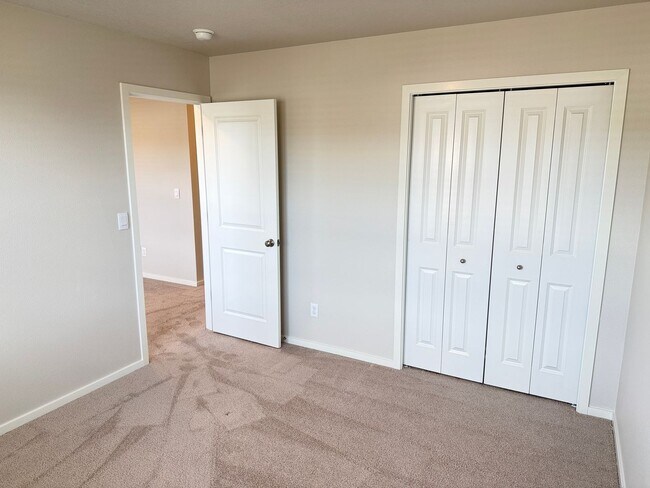 Building Photo - Newer 3 bedroom 2.5 bathroom house!