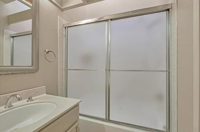 Building Photo - Cozy Penthouse Condo in Gated Community with Pools & In-Unit Laundry