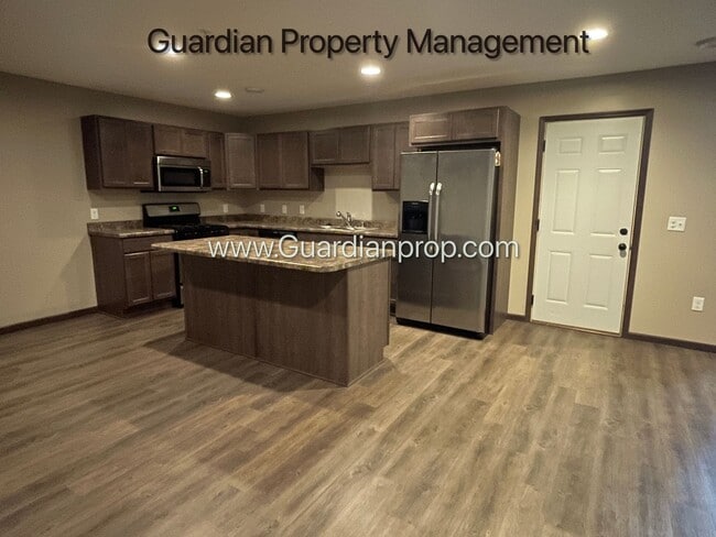 Building Photo - Lakeville, Middle Unit Town Home, 2.5 Bath...