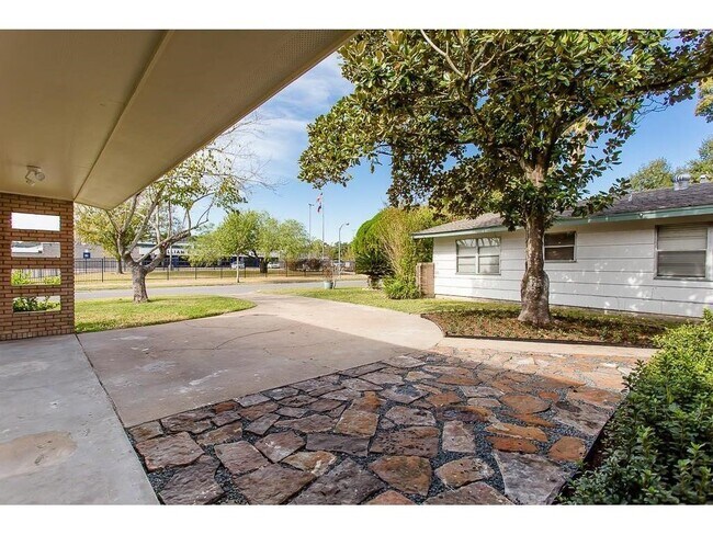 Building Photo - 7413 Albacore Dr