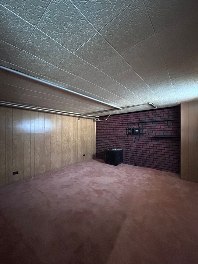 Building Photo - Spacious Single-Family Home w/Sunroom partially finished basment| Pet Friendly | Shaler