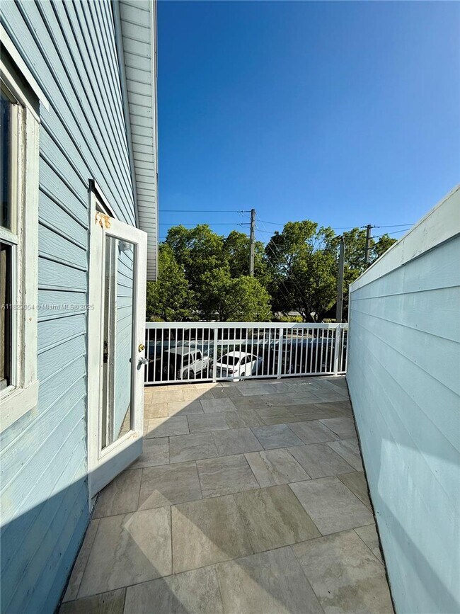 Building Photo - 798 Crandon Blvd