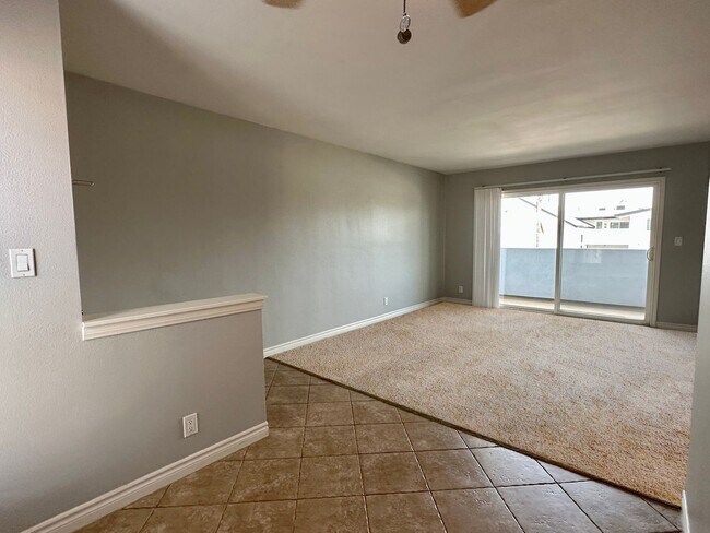 Building Photo - Beautiful Pacific Beach Condo Walking Distance To Beach and Bay