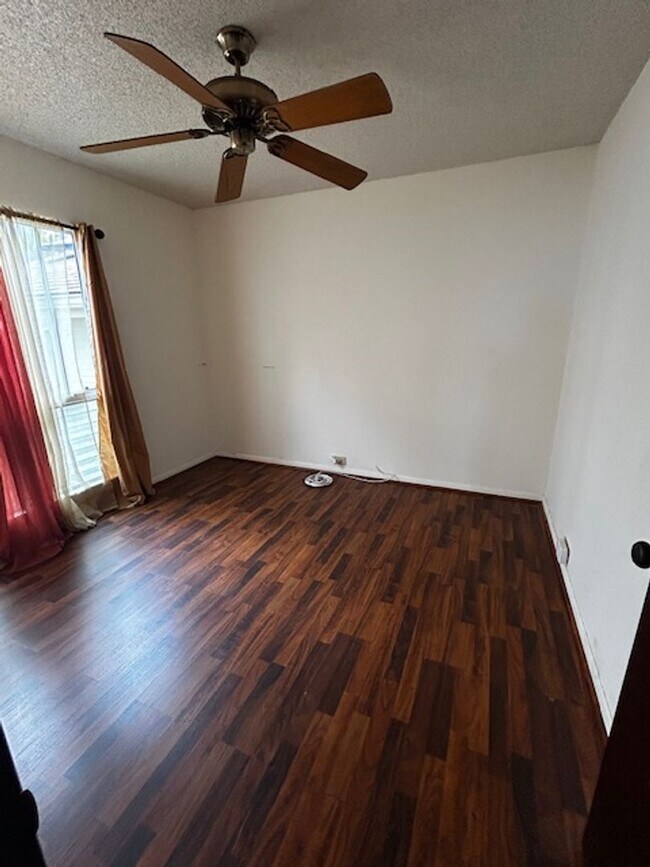 Building Photo - Available now -Mariner's Ridge 4 bedroom /...