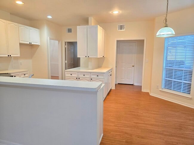 Building Photo - 1611 Monvale Ln