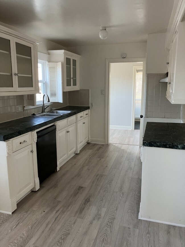 Building Photo - 3210 Oakdale St