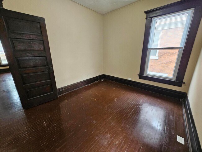 Building Photo - 831 Linwood Ave