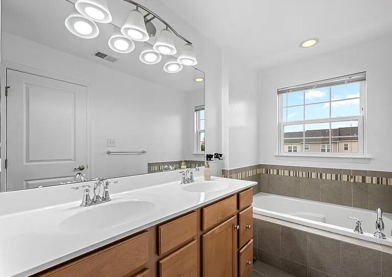 Building Photo - 24 Chamberlain Ct