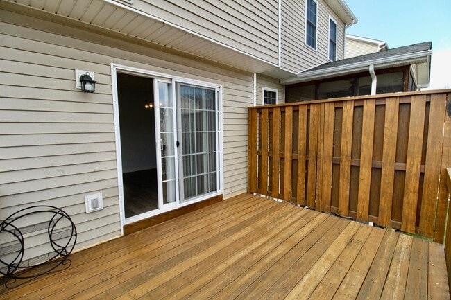 Building Photo - 3 story townhome with fenced in yard for rent in Taylor Springs