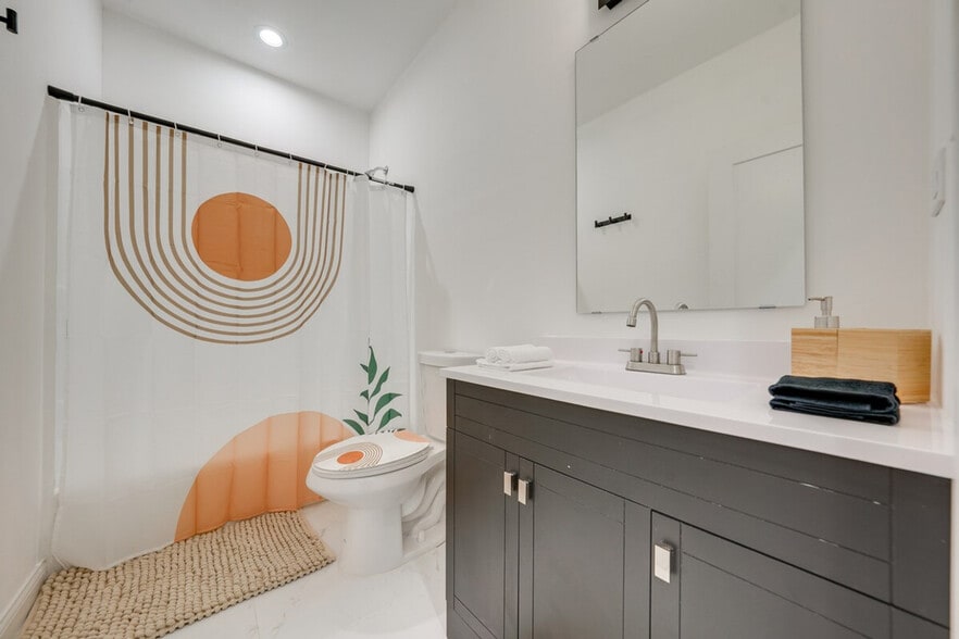 Building Photo - 4727D Yender Ave