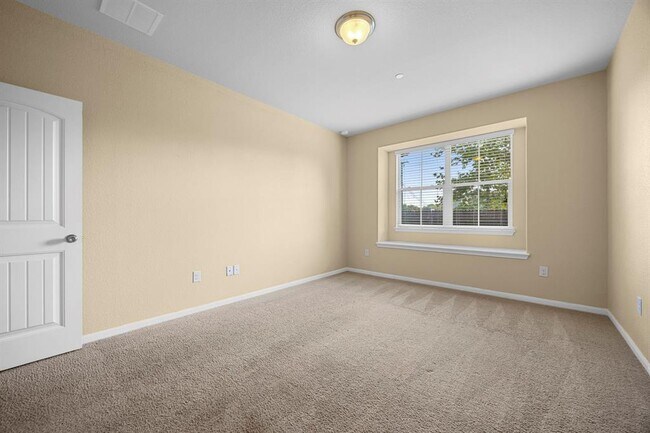 Building Photo - 2880 Donnell Dr