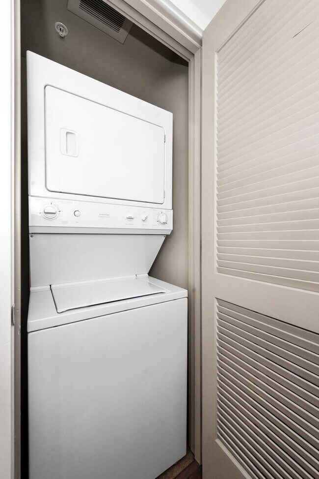 Building Photo - Bright Corner 1Bed/1Bath Condo in the Heart of Downtown Seattle!