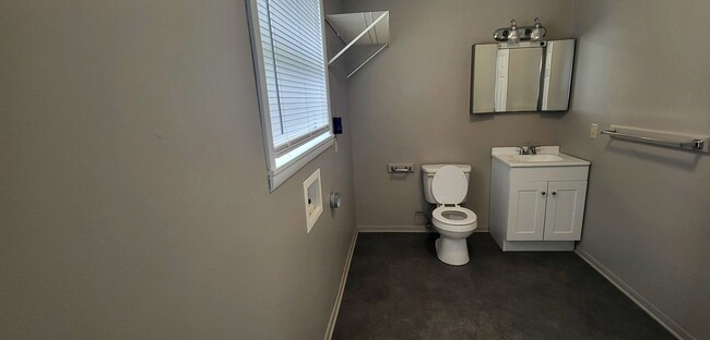 Building Photo - 3 Bedroom 2 Bath 2 Car Garage! South! $1295