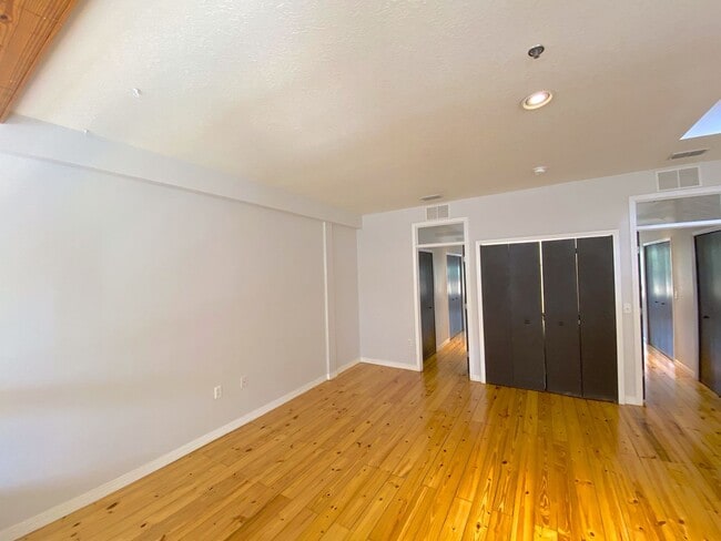 Building Photo - Stunning and Unique Luxury Town Home for R...