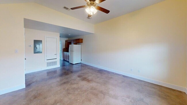 Building Photo - $895 - 1 bedroom Townhome!