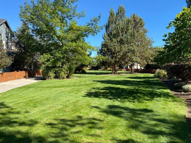 Building Photo - 3BR - 2.5 BA Charming Greenway Home in Lar...