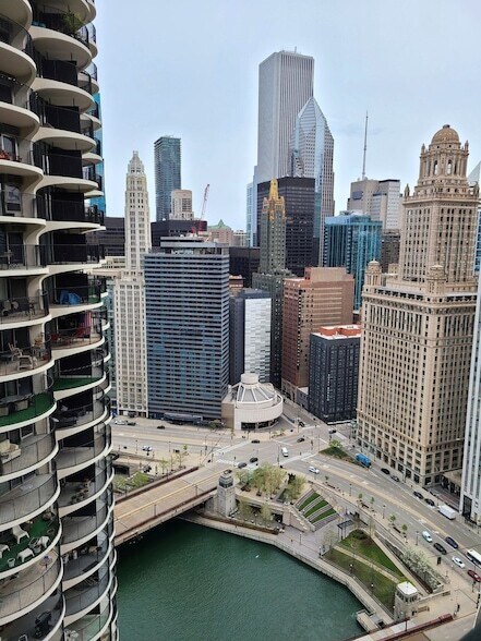 Building Photo - 300 N State St