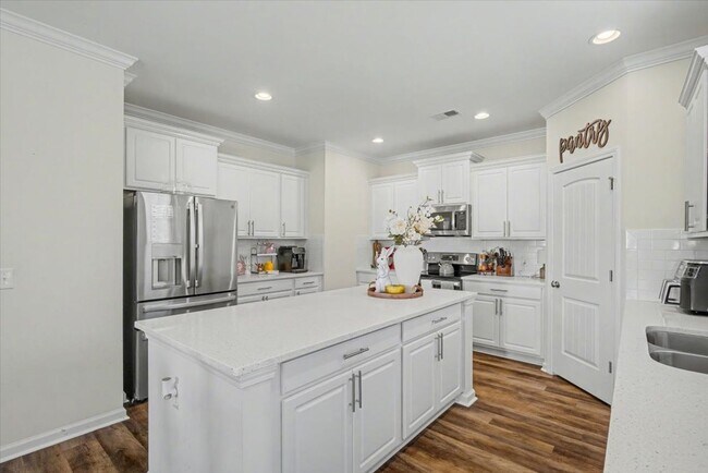 Building Photo - Stunning 5 Bed/3.5 Bath Home in Buckhead East