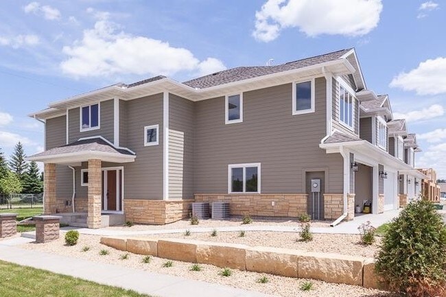 Building Photo - Pinnacle Bluffs