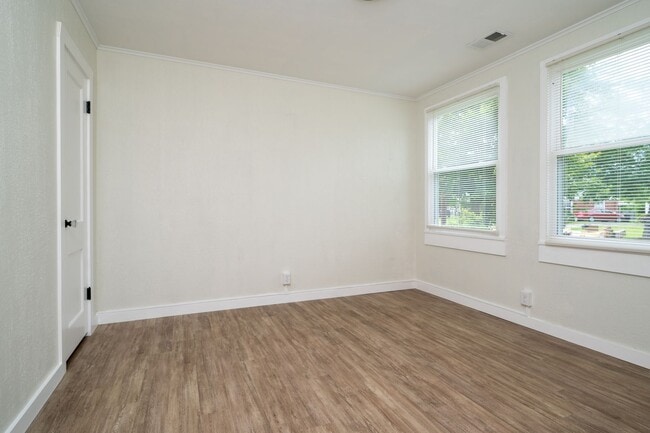 Building Photo - 3 Bed/1 Bath duplex