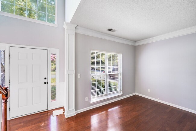 Building Photo - Beautiful 3BR/2.5BA Near Rivergate & Charl...