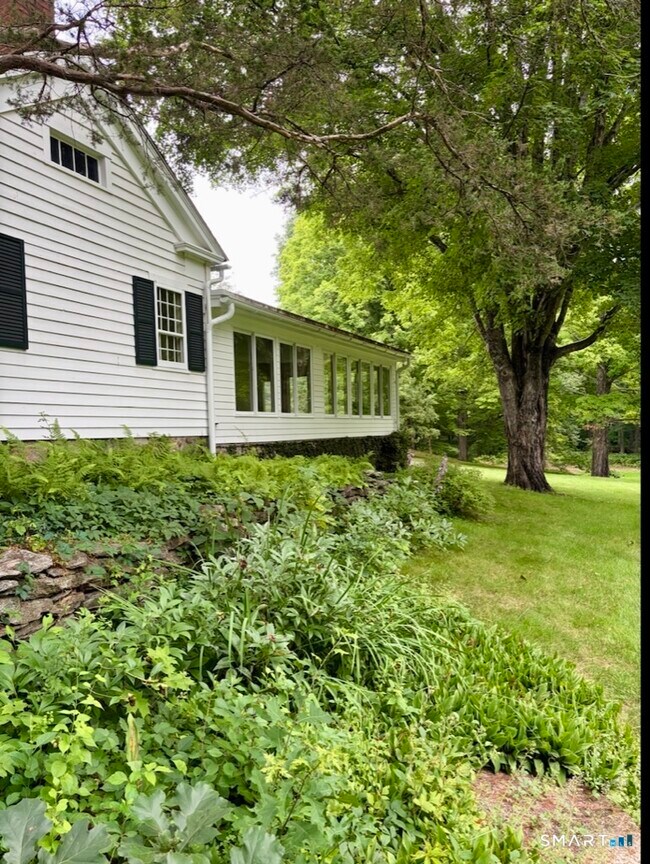 Building Photo - 320 Valley Rd