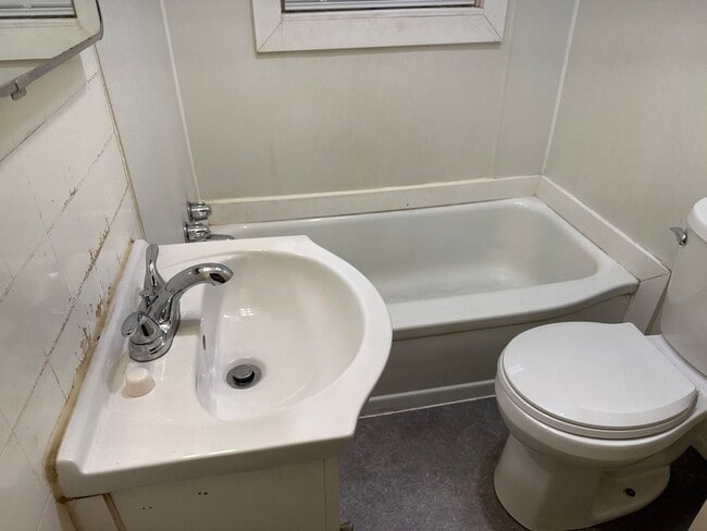 Building Photo - 2 Bedroom 1 Bath Bungalow $795! Central He...