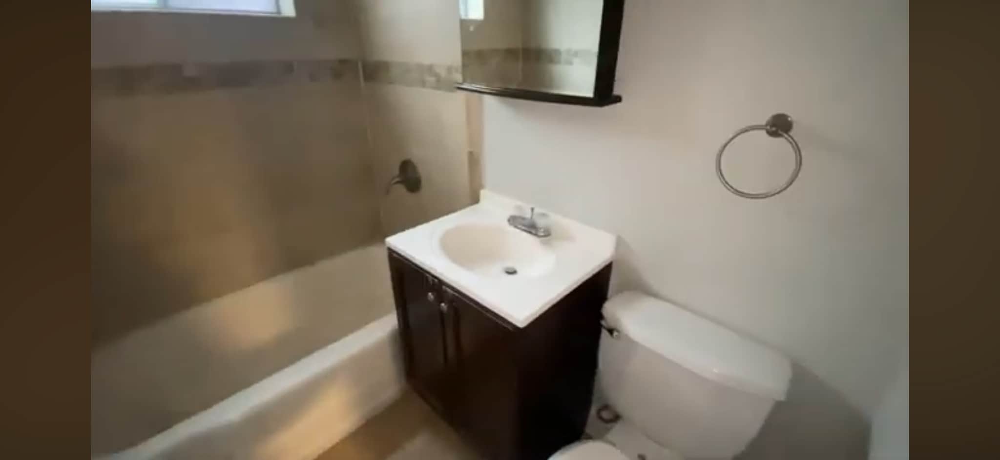 Building Photo - 1735 W Bryn Mawr Ave