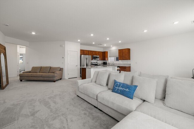 Building Photo - Spacious 3-Bed, 2-Bath Home with 2-Car Gar...