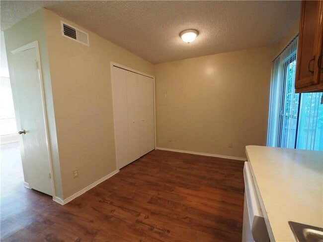 Building Photo - 105 Hillside Dr