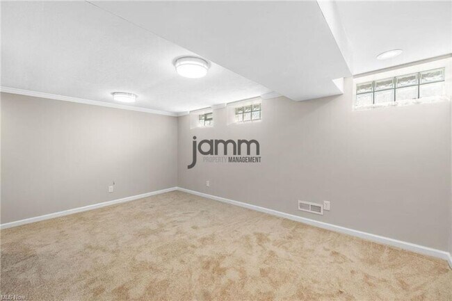 Building Photo - 1653 Woodhurst Ave