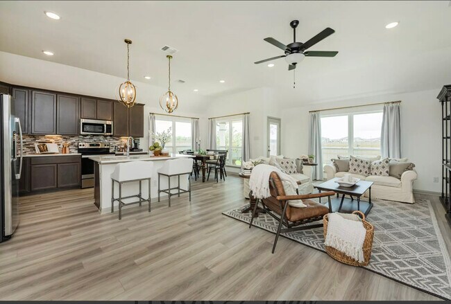 Building Photo - 902 Fallbrook Dr