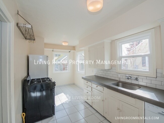 Building Photo - 5026 N Commercial Ave