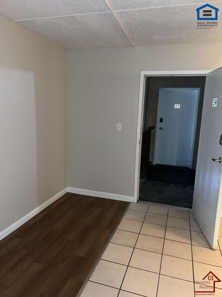 Building Photo - 915 S Seminole Dr