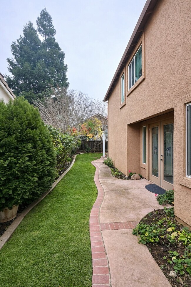 Building Photo - 632 Fisher Cir