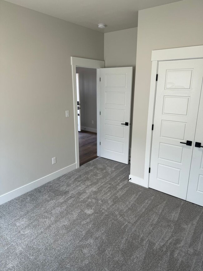 Building Photo - BEAUTIFUL 3 Bed 2 Bath Twin home in Sugar city!