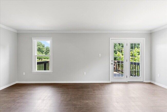 Building Photo - Stunning End-Unit Townhouse with Golf Cour...