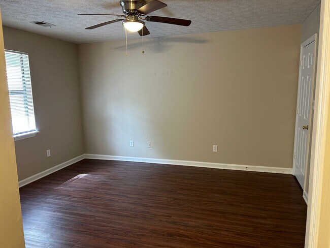 Building Photo - 1041/1043 Cantrell Ln