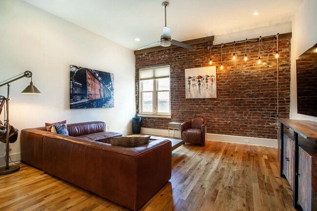 Building Photo - 205 Mews Way