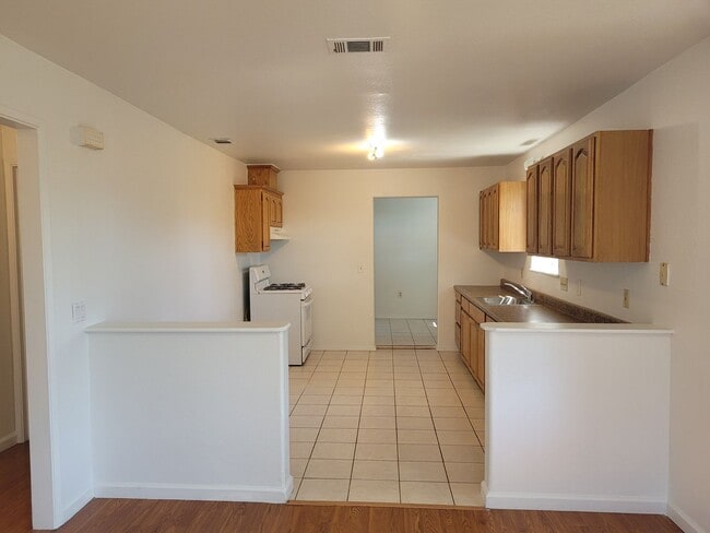 Building Photo - 585 South Ave